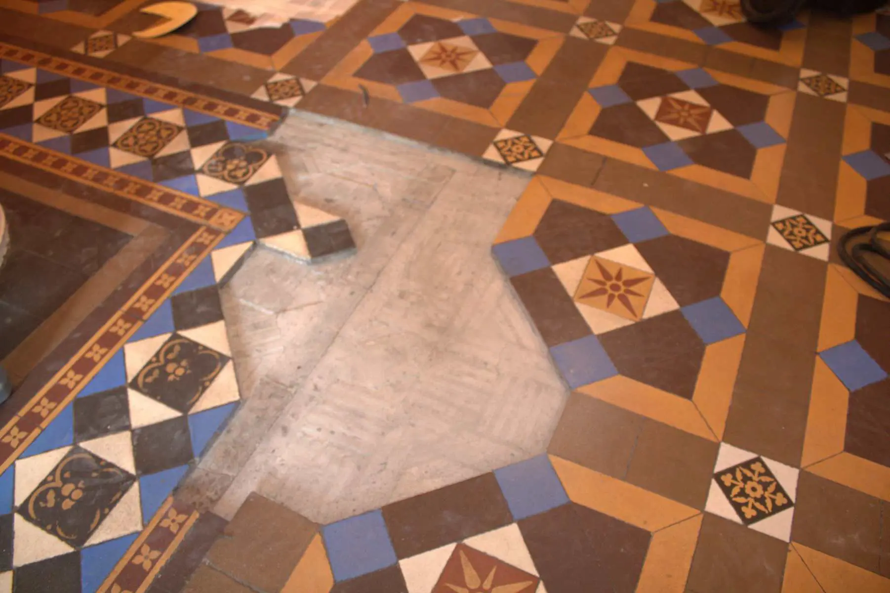 Missing tiles from this amazing Victorian Milton Floo. 