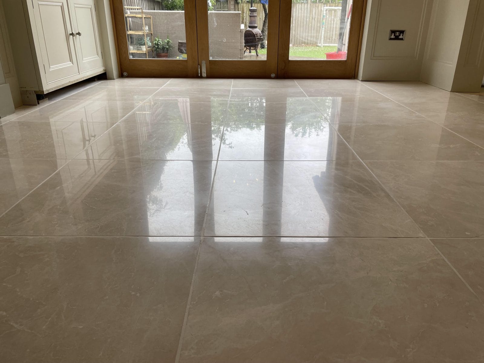 Stunning and shinny gloss marble floor from hardfloor restoration marble polishing and restoration service.